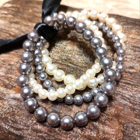 🐈⬛🖤🐈⬛ Lovely Hand Crafted Cream & Sultry Smoke Grey Faux Pearl Bracelet Set - Picture 6 of 12